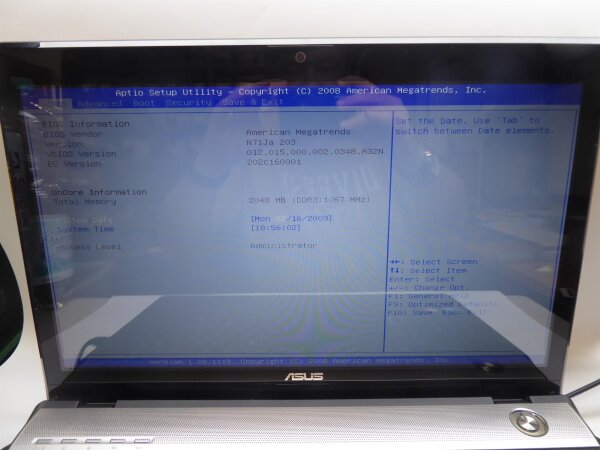 Asus N71JA NoteBook mit Speicher ohne Akku HDD und Netzteil geht an