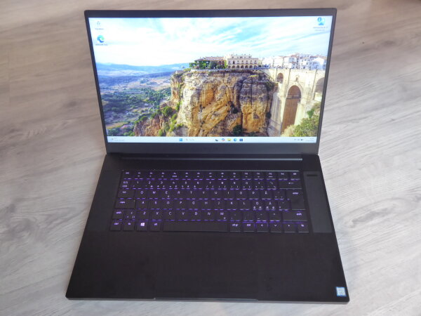 Razer RZ09-Q270 15 Gaming Notebook Intel i7-8750H 16GB - 512GB SSD